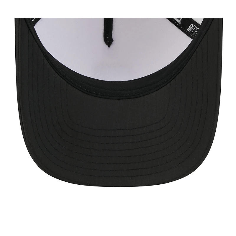 Casquette ajustable New Era 9FORTY pour homme, blanche/noire, du camp d'entraînement NFL 2025 des Baltimore Ravens