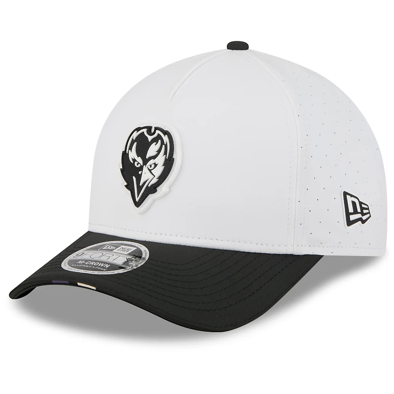 Casquette ajustable New Era 9FORTY pour homme, blanche/noire, du camp d'entraînement NFL 2025 des Baltimore Ravens
