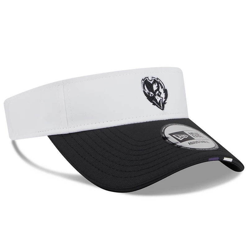 Visière ajustable New Era blanche/noire pour homme, camp d'entraînement NFL 2025 des Baltimore Ravens