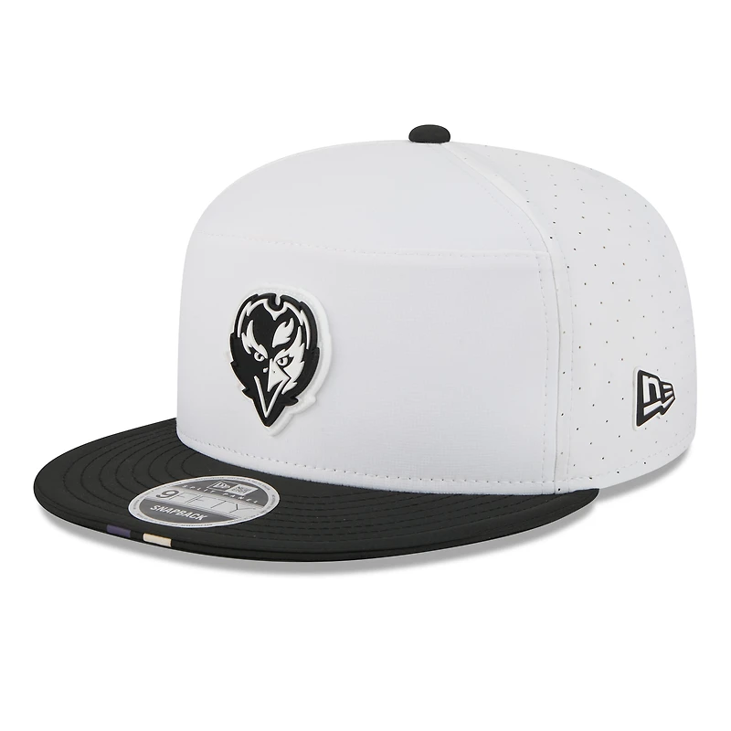 Casquette snapback 9FIFTY à panneaux divisés New Era pour homme, blanche/noire, du camp d'entraînement NFL 2025 des Baltimore Ravens