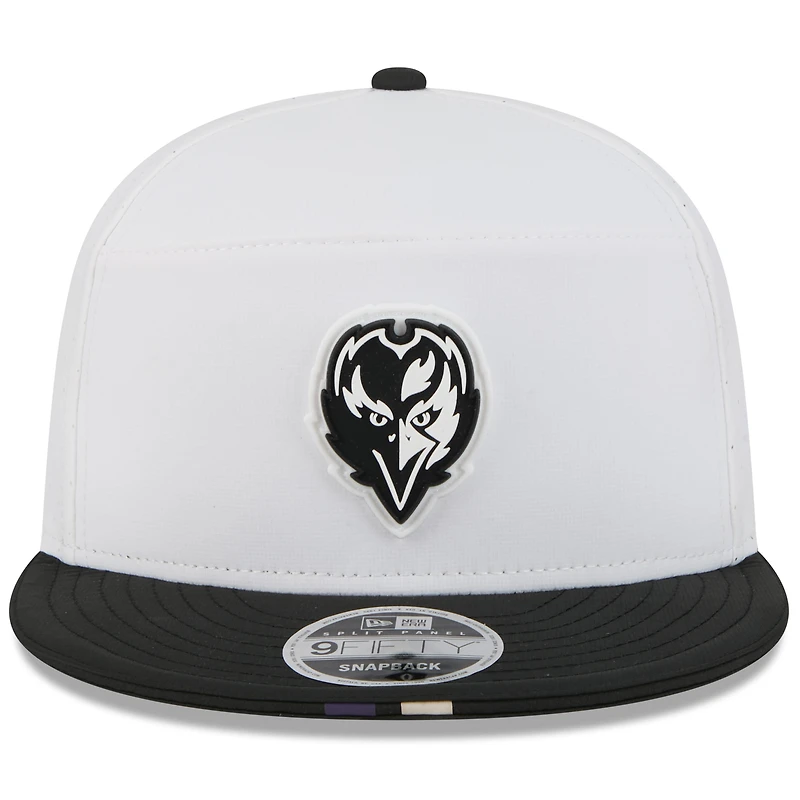 Casquette snapback 9FIFTY à panneaux divisés New Era pour homme, blanche/noire, du camp d'entraînement NFL 2025 des Baltimore Ravens