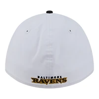 Casquette New Era pour homme, blanche et noire, avec écusson des Ravens de Baltimore, modèle 39THIRTY, A monture couronne perforée.