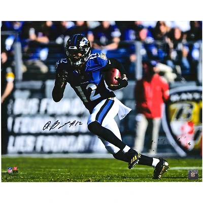 Photo de Rashod Bateman, joueur des Ravens de Baltimore, en train de courir, dédicacée par un joueur au maillot violet (16" x 20").