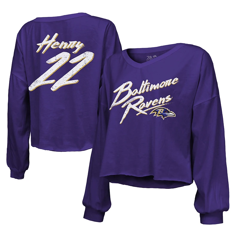 T-shirt court à manches longues et col en V pour femme Majestic Threads Derrick Henry violet avec nom numéro des Ravens de Baltimore, épaules dénudées, inscription manuscrite