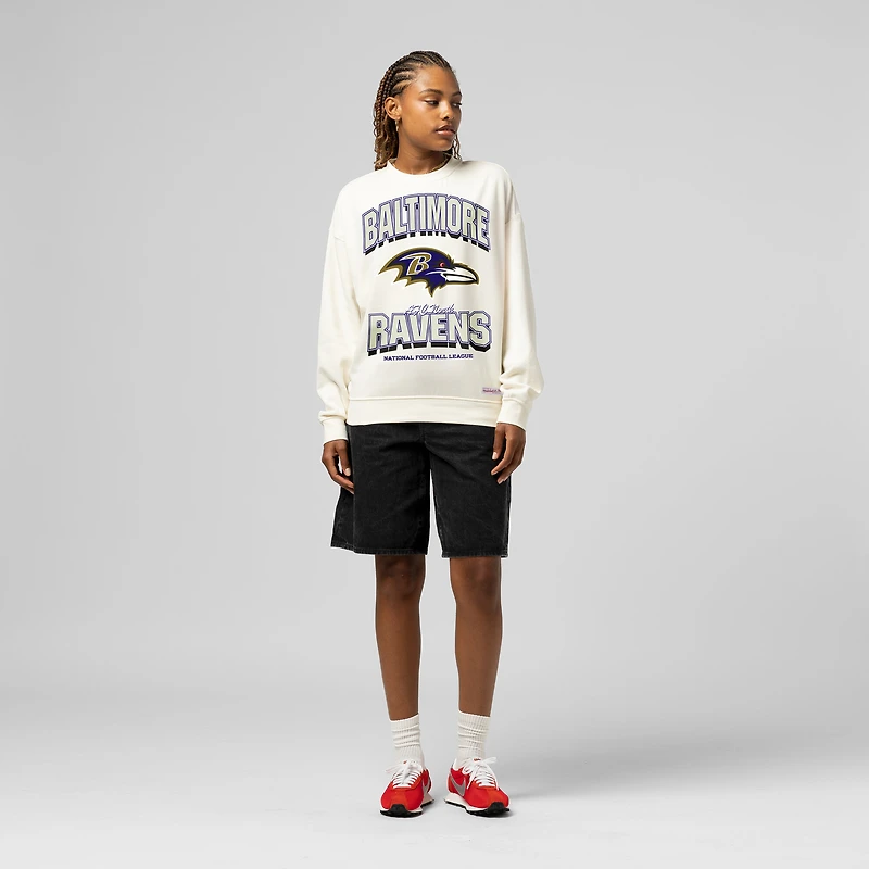 Sweat-shirt Mitchell & Ness crème Baltimore Ravens pour femme avec motif arches ton sur