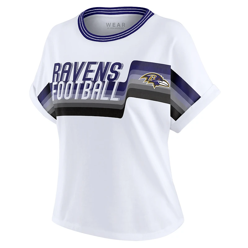 T-shirt court à rayures centrales blanc pour femme WEAR by Erin Andrews des Ravens de Baltimore