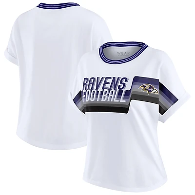 T-shirt court à rayures centrales blanc pour femme WEAR by Erin Andrews des Ravens de Baltimore