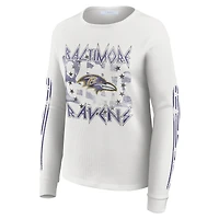 T-shirt à manches longues gaufré blanc imprimé graphique Baltimore Ravens pour femme WEAR by Erin Andrews