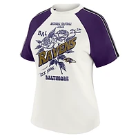 T-shirt raglan blanc à rayures et manches vieillies pour femme WEAR by Erin Andrews des Ravens de Baltimore