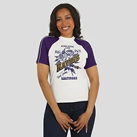 T-shirt raglan blanc à rayures et manches vieillies pour femme WEAR by Erin Andrews des Ravens de Baltimore