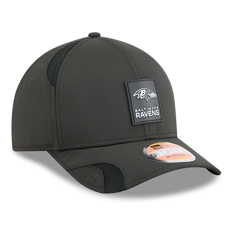 Casquette ajustable New Era noire Baltimore Ravens 2025 Sideline 9FORTY pour jeune