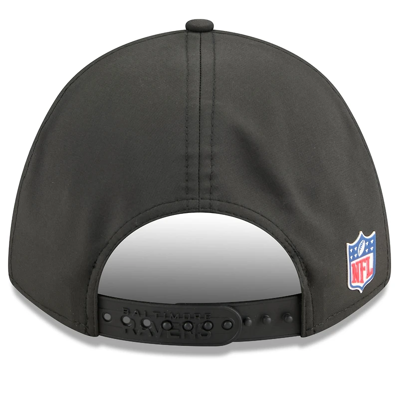 Casquette ajustable New Era noire Baltimore Ravens 2025 Sideline 9FORTY pour jeune