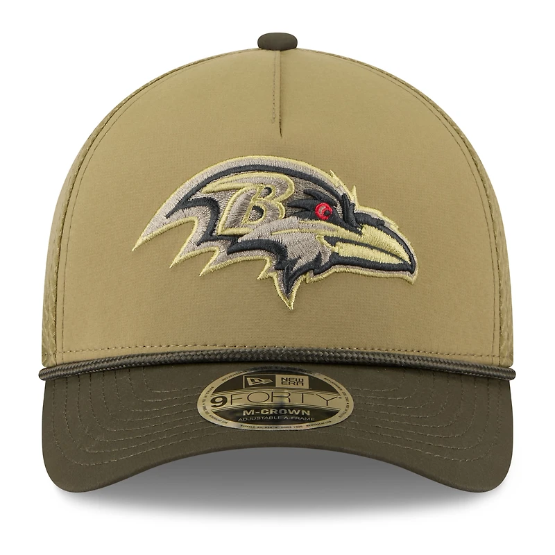 Casquette ajustable 9FORTY A-Frame verte/vert foncé Baltimore Ravens 2025 Salute to Service pour jeunes New Era