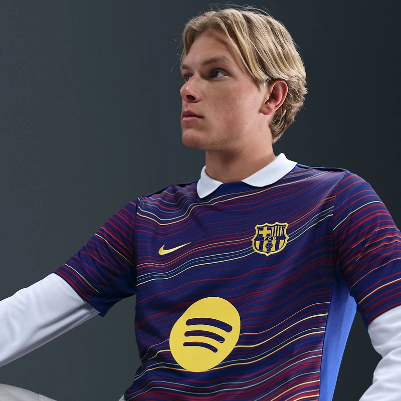 Haut Nike bleu marine Barcelone Domicile 2025/26 Academy Pro Pré-Match pour homme