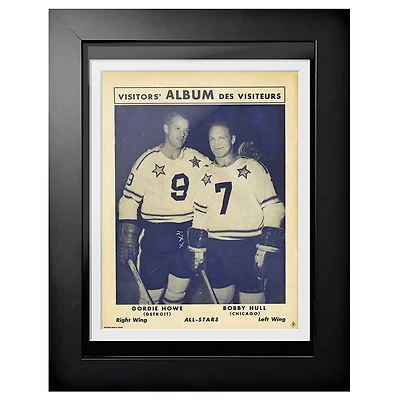 Album des visiteurs All-Stars de Bobby Hull et Gordie Howe - Couverture de programme encadrée 12'' x 16''