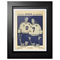 Album des visiteurs All-Stars de Bobby Hull et Gordie Howe - Couverture de programme encadrée 12'' x 16''