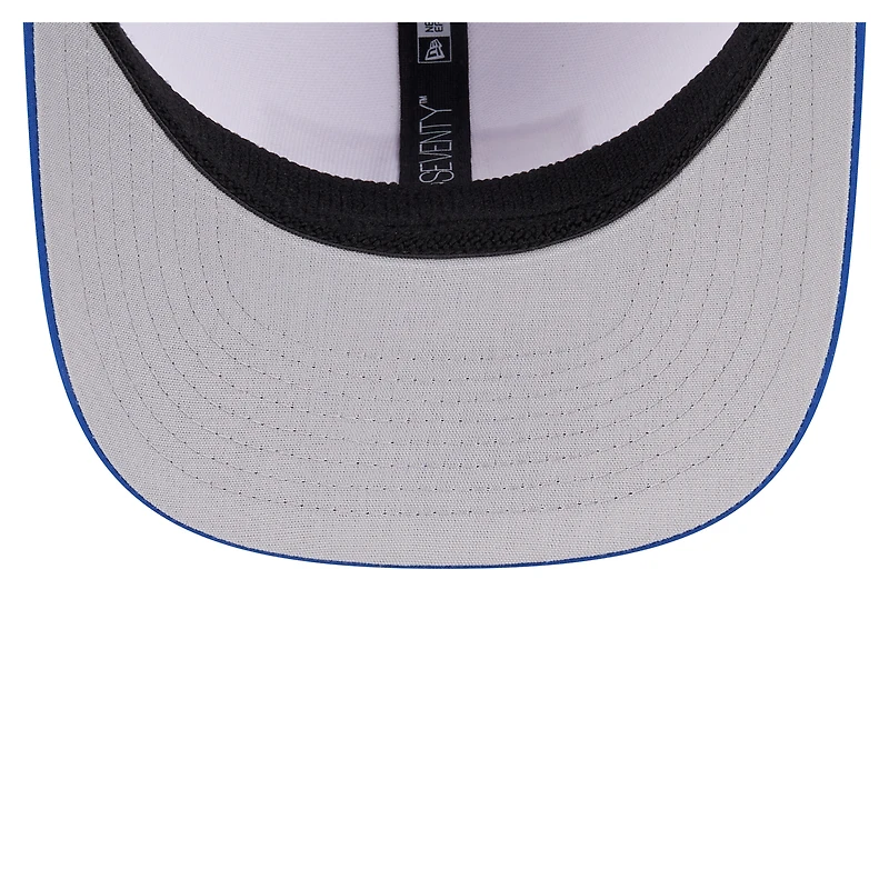 Casquette ajustable New Era 9SEVENTY pour homme, blanche/bleue, avec patchs perforés, des Boise State Broncos