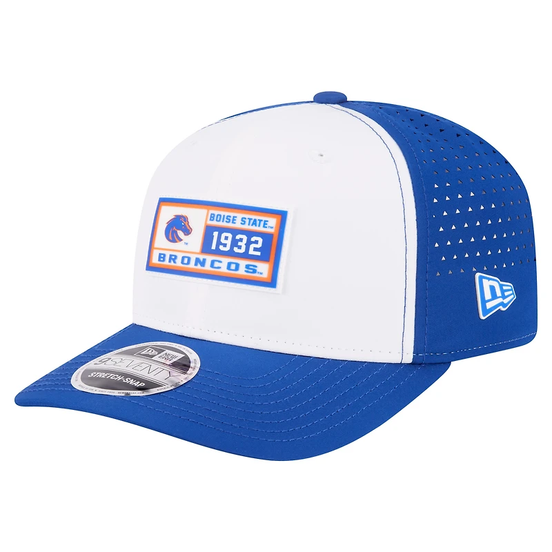 Casquette ajustable New Era 9SEVENTY pour homme, blanche/bleue, avec patchs perforés, des Boise State Broncos