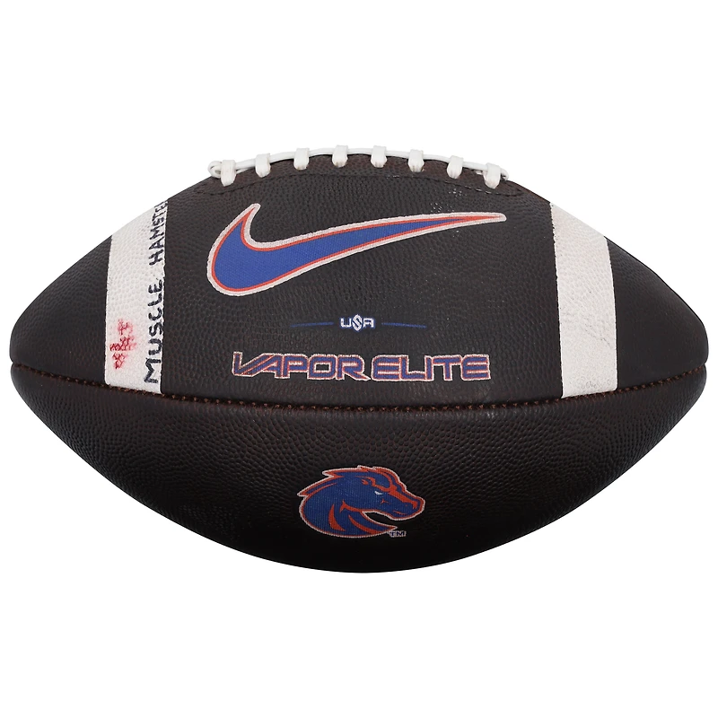 Ballon de football américain utilisé lors du match contre les UNLV Rebels, autographié par Spencer Danielson (Boise State Broncos) le 5 décembre 2025, avec l'inscription « Go Broncos