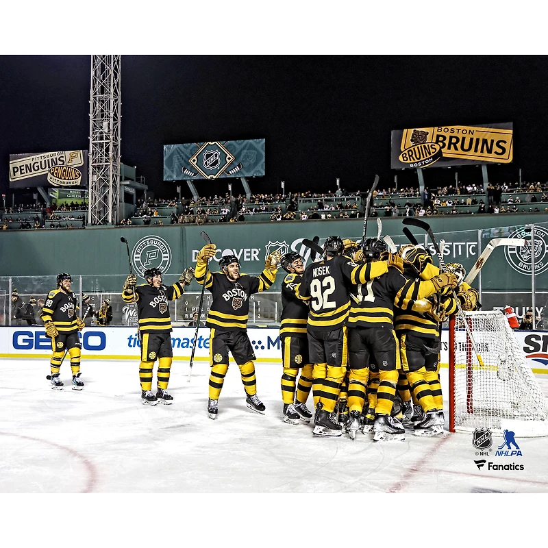 Les Bruins de Boston non signés célèbrent leur victoire 2-1 lors la Classique hivernale LNH 2023