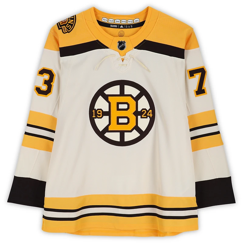 Maillot authentique adidas beige alternatif autographié par Charlie McAvoy des Boston Bruins avec patch 100e anniversaire