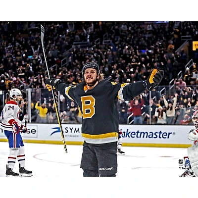 Photographie de célébration but David Pastrnak avec le maillot alternatif non signé des Bruins Boston