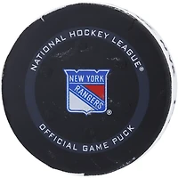 Rondelle de but utilisée par Jack Studnicka pour les Bruins de Boston le 28 septembre 2021 contre les Rangers de New York