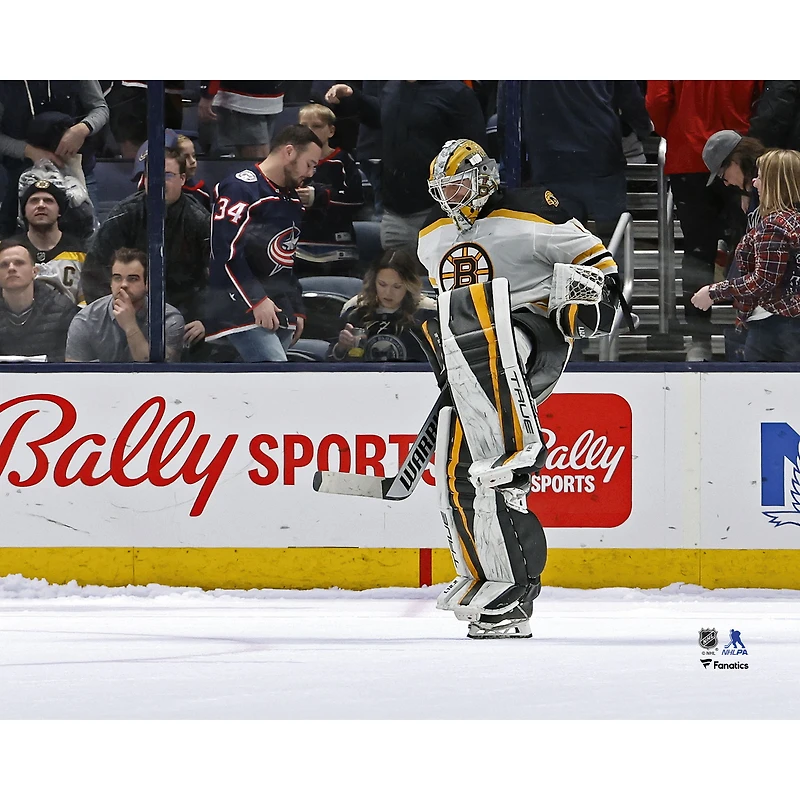 Jeremy Swayman, joueur non signé des Bruins de Boston, célèbre sa victoire aux tirs au but