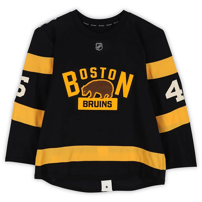 Maillot noir Reebok n° 45 de Joe Morrow (Bruins de Boston) porté à l'entraînement contre les Canadiens de Montréal le 1er janvier 2016 - Classique hivernale de la LNH - Porté pendant l'échauffement