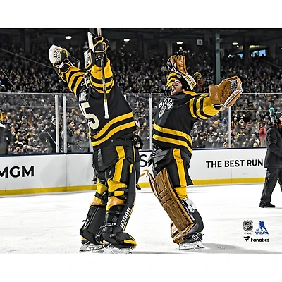 Linus Ullmark et Jeremy Swayman, joueurs non signés des Bruins de Boston, célèbrent leur victoire à la Classique d'hiver LNH 2023