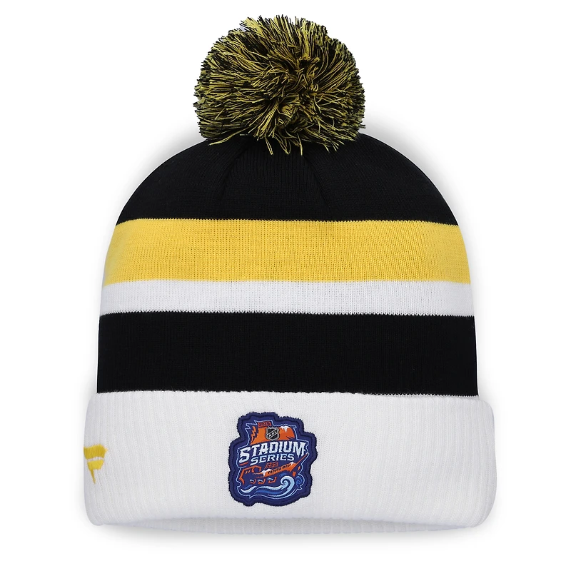 Bonnet authentique professionnel à revers avec pompon, Boston Bruins, série Stadium Series 2026 de la LNH, noir, de Fanatics.