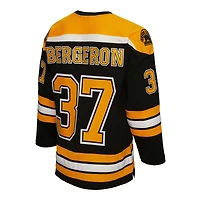 Homme Mitchell & Ness Patrice Bergeron Noir Boston Bruins 2010 Alternate Captain Patch Blue Line Player Jersey