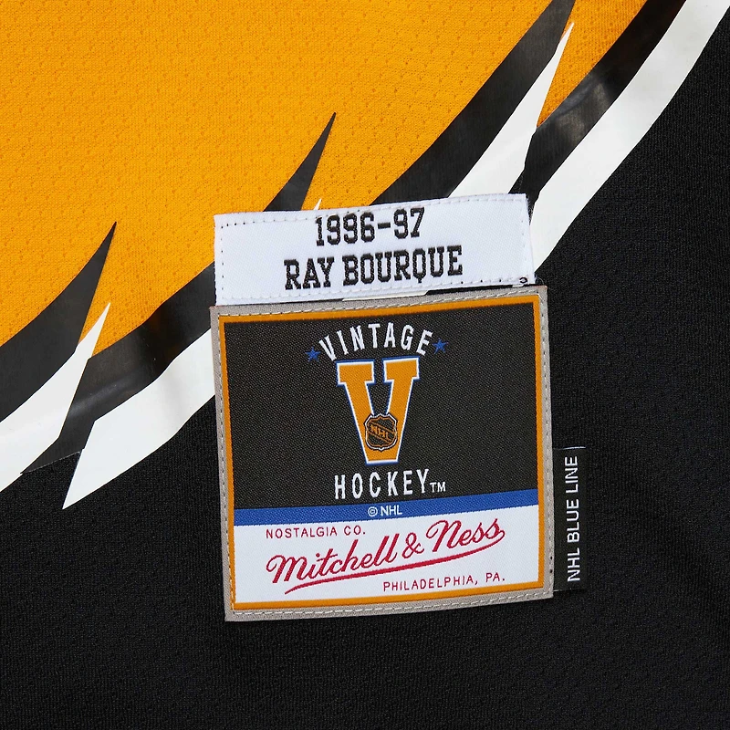 Maillot de joueur Mitchell & Ness Ray Bourque Gold Boston Bruins 1996/97 Captain Patch Blue Line pour homme