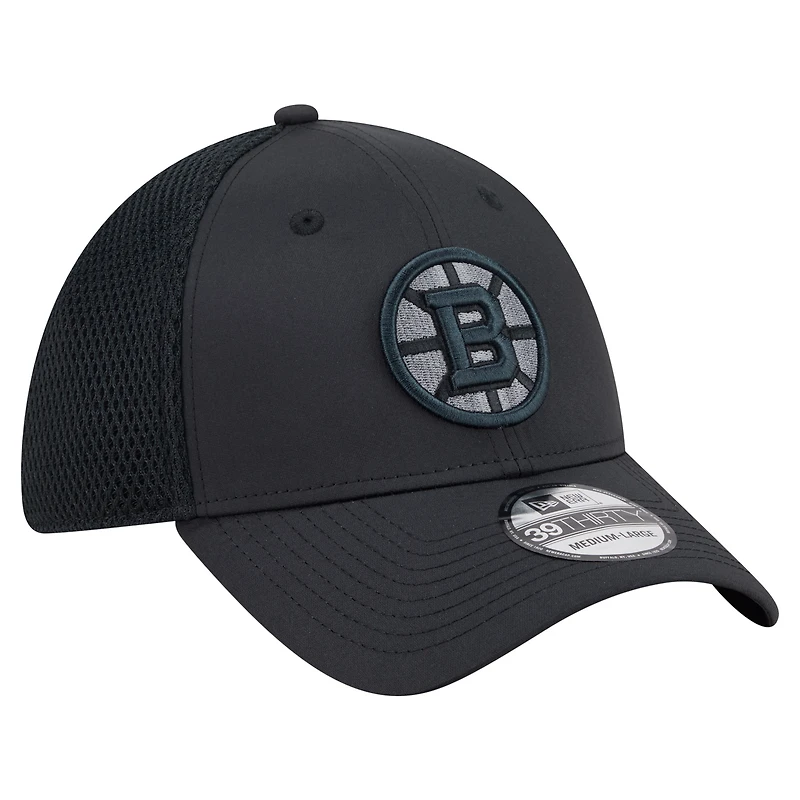 Casquette New Era noire Boston Bruins Blackout 39THIRTY Flex Fit pour homme