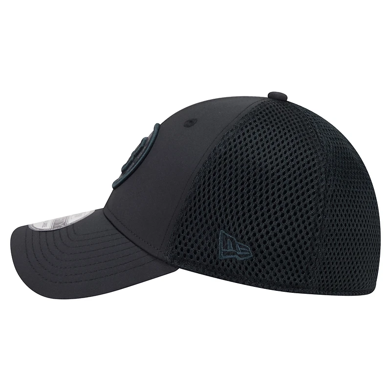Casquette New Era noire Boston Bruins Blackout 39THIRTY Flex Fit pour homme