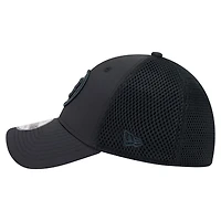 Casquette New Era noire Boston Bruins Blackout 39THIRTY Flex Fit pour homme