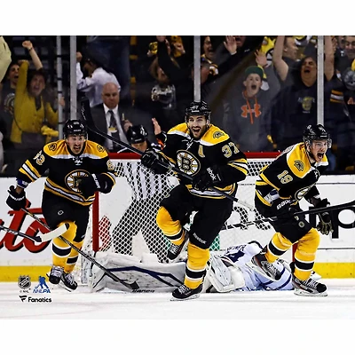 Photographie du but gagnant non signé de Patrice Bergeron, Brad Marchand et Tyler Seguin des Bruins Boston lors quarts finale la Conférence Est 2013
