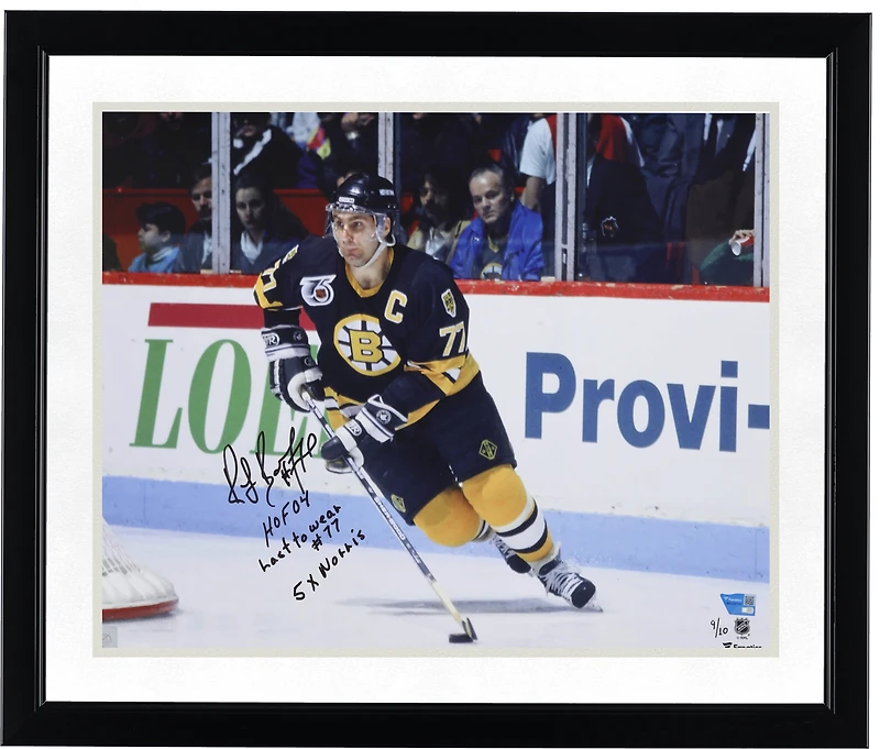 Photo de Ray Bourque (Bruins de Boston) autographiée, 40 x 50 cm, en maillot noir, avec plusieurs inscriptions - Édition limitée à 10 exemplaires