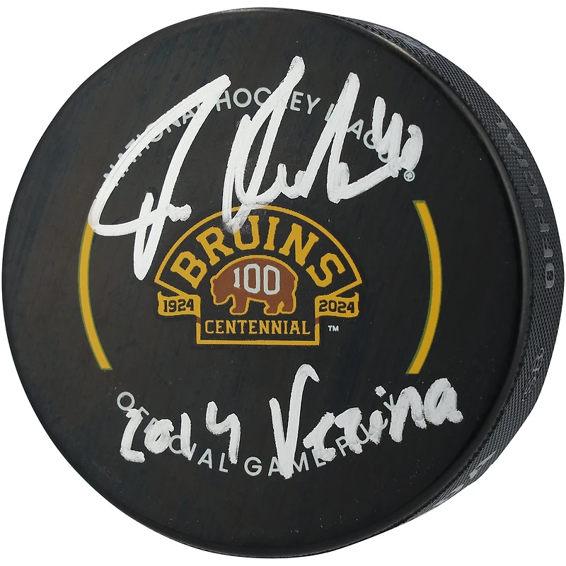 Rondelle officielle du 100e anniversaire des Bruins de Boston, dédicacée par Tuukka Rask, avec l'inscription « 2014 Vézina »