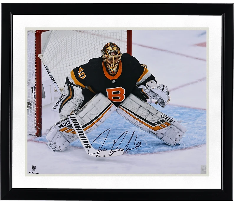 Photo de Tuukka Rask, joueur des Bruins de Boston, portant un maillot alternatif noir autographié de 40 x 50 cm (16 x 20 pouces).
