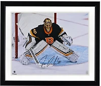 Photo de Tuukka Rask, joueur des Bruins de Boston, portant un maillot alternatif noir autographié de 40 x 50 cm (16 x 20 pouces).