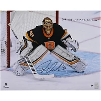 Photo de Tuukka Rask (Bruins de Boston) avec maillot alternatif noir autographié (40,6 x 50,8 cm) et inscriptions multiples - Édition limitée n° 1/10