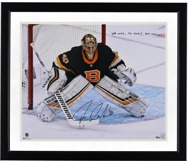 Photo de Tuukka Rask (Bruins de Boston) avec maillot alternatif noir autographié (40,6 x 50,8 cm) et plusieurs inscriptions - Édition limitée n° 10/10
