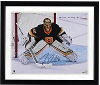 Photo de Tuukka Rask (Bruins de Boston) avec maillot alternatif noir autographié (40,6 x 50,8 cm) et plusieurs inscriptions - Édition limitée n° 10/10