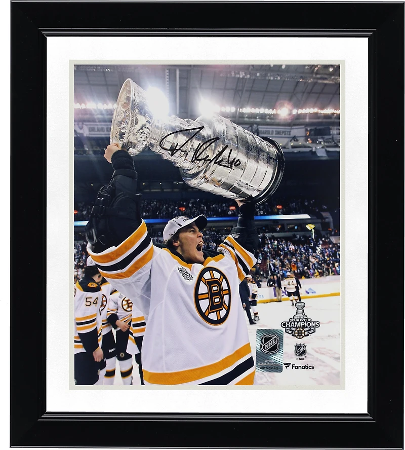 Photographie autographiée de Tuukka Rask des Bruins de Boston, 20 x 25 cm, lors de la levée de la Coupe Stanley 2011.