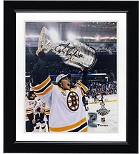 Photographie autographiée de Tuukka Rask des Bruins de Boston, 20 x 25 cm, lors de la levée de la Coupe Stanley 2011.