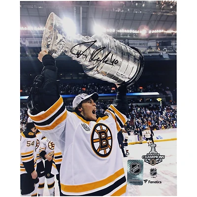Photographie autographiée de Tuukka Rask des Bruins de Boston, 20 x 25 cm, lors de la levée de la Coupe Stanley 2011.