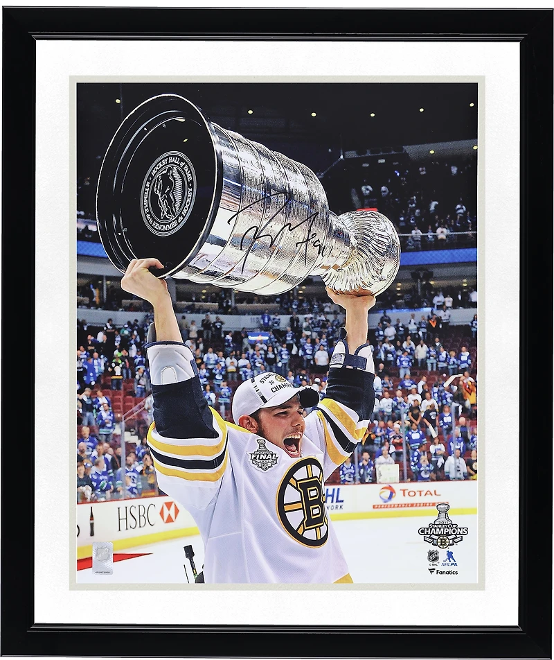 Photo autographiée de Tyler Seguin, des Bruins de Boston, champions de la Coupe Stanley 2011, 40 x 50 cm (16 x 20 pouces), soulevant la coupe.