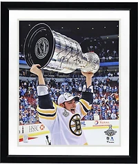 Photo autographiée de Tyler Seguin, des Bruins de Boston, champions de la Coupe Stanley 2011, 40 x 50 cm (16 x 20 pouces), soulevant la coupe.