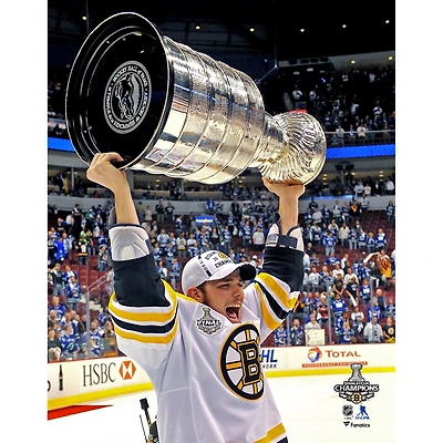 Photo non signée de Tyler Seguin, des Bruins Boston, champions la coupe Stanley 2011, soulevant